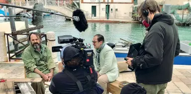  ??  ?? Si parte Una delle scene girate nel primo giorno di riprese del nuovo film di Andrea Segre, «Welcome Venice», ambientato alla Giudecca