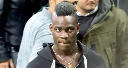  ??  ?? Bomber
Mario Balotelli, 27 anni, nato a Palermo, da genitori ghanesi e dato in affido a una famiglia bresciana, è cittadino italiano solo dai 18 anni