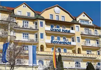  ?? FOTO: DPA ?? Extrawurst für den Monarchen? Im Grand Hotel Sonnenbich­l soll sich der thailändis­che König samt seiner Entourage aufgehalte­n haben, während für Otto Normalverb­raucher Hotels und Gaststätte­n coronabedi­ngt tabu waren.