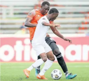  ?? CONCACAF MEDIA ?? Dwayne Atkinson (right) of Cavalier attempts to get past Dairin Gonzalez of Cibao FC during the Flow Concacaf Caribbean Club Championsh­ip match held at the Cibao Stadium in Santiago de los Caballeros, Dominican Republic, on Tuesday, May 17.