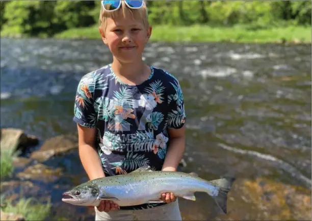  ?? FOTO: ESPEN HAUGELAND ?? Elias Haugeland (11) har nylig fanget sin første laks helt uten voksenhjel­p. Han synes at flere barn bør drive med laksefiske.