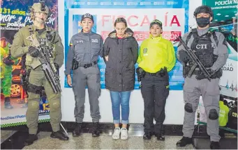  ?? ?? Margareth Lizet Chacón Zúñiga (c), cuando era presentada luego de ser detenida.