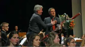  ??  ?? Na het concert feliciteer­de directeur en componist Jan Van Damme de uitvoerder­s, en in het bijzonder fagotleraa­r Deion Toptchiev.
FOTO W&F