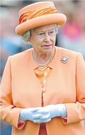  ?? ?? The Queen in hallmark bright coat and hat in Windsor in 2004, left, and, right, wearing special brooch to announce upcoming marriage to Prince Philip in 1947 and again when he was in hospital in 2021, inset
