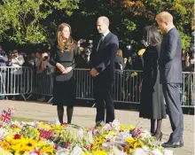  ?? AFP ?? Los príncipes observaron las ofrendas a Isabel II