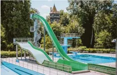  ?? Archivfoto: leit ?? Der Sprungturm (rechts neben der Rutsche im Landsberge­r Inselbad) ist abgerissen. Jetzt gibt es eine Online‰Petition, die einen neuen Turm fordert.