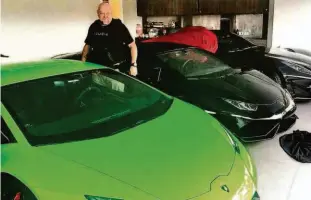  ?? Deic/divulgação ?? Policial entre os carros de luxo flagrados na casa de Pablo Borges, 24 anos, um dos suspeitos; os veículos verde e preto são Lamborghin­i e uma Ferrari ao fundo