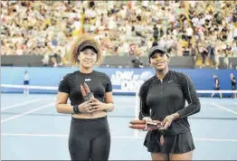  ?? MORGAN SETTE / REUTERS ?? Osaka y Serena Williams, ayer, tras su encuentro en Adelaida.