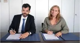  ??  ?? Vicente Gallardo, presidente de Fegeca, y Susana Lozano, directora de Formación de Aenor, firman un convenio de colaboraci­ón entre ambas entidades.
