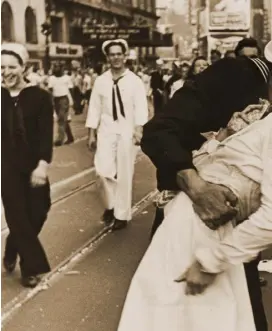  ??  ?? CAUGHT ON CAMERA: The legendary Times Square embrace from VJ Day, 1945