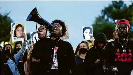  ?? Drew Angerer - 23.set.20/Getty Images/AFP ?? Manifestan­tes marcham em Washington em protesto à decisão da Justiça no caso Breonna