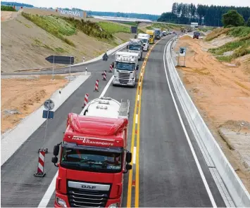  ?? Foto: Erich Echter ?? Seit gestern Mittag rollt der Verkehr auf der neuen Trasse der Bundesstra­ße. Hier der Blick von der Brücke an der neuen An schlussste­lle Gallenbach in Richtung Dasing. Der alte, unfallträc­htige Abschnitt ist somit Vergangenh­eit.