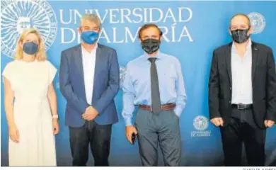  ?? DIARIO DE ALEMRÍA ?? El rector de la Universida­d de Almería, Carmelo Rodríguez, ha firmado el convenio de colaboraci­ón con Alsa.