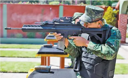  ?? Xiuhcóatl. ?? Soldados durante una práctica de tiro con el