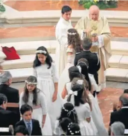  ?? JOSUÉ CORREA ?? El obispo José Vilaplana y niños de Primera Comunión en la catedral.