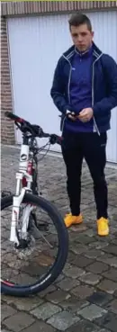  ?? FOTO HBVL ?? Maarten met fiets waar hij zo fier op was.