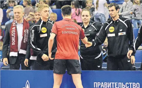  ?? FOTO DPA ?? Dimitrij Ovtcharov vom russischen Club Fakel Orenburg und Ex-Borusse gibt Stefan Fegerl (rechts) von Borussia Düsseldorf nach dem erfolgreic­hen Finale die Hand. Neben Fegerl stehen Physiother­apeutin Miriam Schulte-Krumpen, Anton Källberg und...