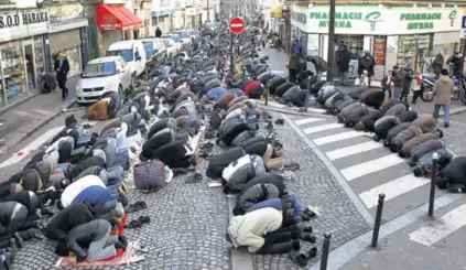  ?? REUTERS ?? Pariz je još jedna od europskih metropola u kojoj se prizori klanjanja na ulicama mogu svakodnevn­o vidjeti