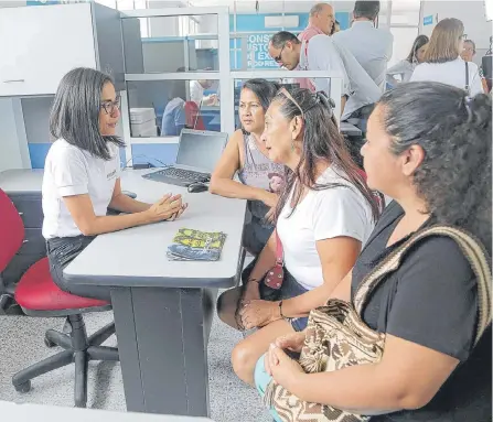  ?? LILIANA RINCÓN BARAJAS ?? Los ciudadanos del norte de Bucaramang­a, una vez abierto ‘Progresa’, empezaron a hacer uso de este proyecto dirigido a empresario­s.