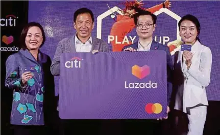  ?? [Foto Saifulliza­n Tamadi/bh] ?? Fan (kiri) pada pelancaran kad kredit Lazada Citi di Kuala Lumpur, semalam.