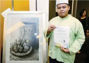  ??  ?? NUR Ahmad Syafie mengetenga­hk an mak anan tradisi Sabah sebagai subjek utama luk isan.