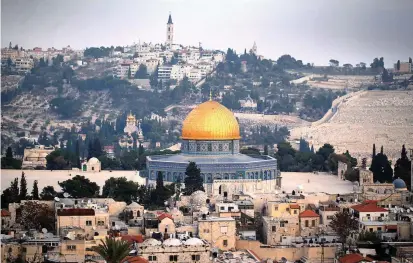  ?? FOTO REUTERS ?? Jerusalén (foto) ha sido durante siglos una ciudad sagrada para los adeptos a tres religiones: cristianis­mo, judaísmo e islamismo. Una decisión unilateral podría agravar las tensiones.