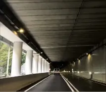  ?? (Photo Christophe Cirone) ?? L’alternat par feux tricolores dans le tunnel ralentit considérab­lement la circulatio­n pour les habitants de la vallée.