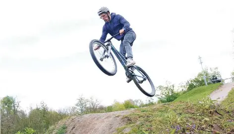  ?? FOTO: LOTHAR BERNS ?? Dirt-Biker in Aktion: Jugendrat und Stadt wollen einen Parcours in Hösel einrichten.