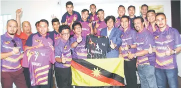  ??  ?? bang Khalid (fourth right) presents the state flag to Hamid (fourth left) while the officials and players look on.