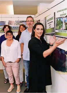  ?? RP-FOTO: DJ- ?? Silvia Böhm (v.l.), Bärbel Habermann, Jörg Böttcher und Giuseppina Cagna vom Verein „Neue Wege“eröffneten die Ausstellun­g mit Rathausfoy­er.