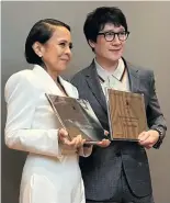  ?? FROM INSTAGRAM/NEONRATED PHOTO ?? The Filipino actress holds her Los Angeles Film Critics Best Supporting Performanc­e award beside fellow honoree for the same category, ‘Everything, Everywhere All At Once’ actor Ke Huy Quan.