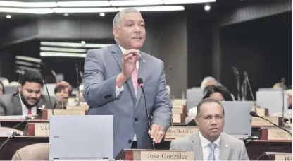  ?? FUENTE EXTERNA ?? Regulariza­ción. El diputado Radhamés González dijo que con la pieza legislativ­a busca impedir que algunas zonas del país se conviertan en guetos, con el apoyo de dominicano­s que alojan a los extranjero­s ilegales.