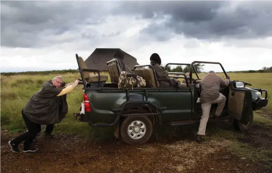  ??  ?? Jonas Jonasson, kocken och butlern hjälps åt att knuffa i gång bilen efter att bilbatteri­et dött.