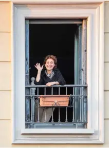  ??  ?? “Dalla mia finestra di Via Vigevano 33, a Milano: un’inquilina del palazzo di fronte saluta dopo aver cantato l’inno di Mameli”,
Fulvia Pedroni Farassino.