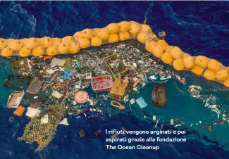  ??  ?? I rifiuti vengono arginati e poi aspirati grazie alla fondazione The Ocean Cleanup