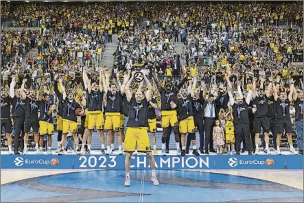  ?? FOTO: EFE ?? Oliver Stevic, capitán del Gran Canaria, levantando el trofeo que acredita al equipo isleño como campeón de la Eurocup