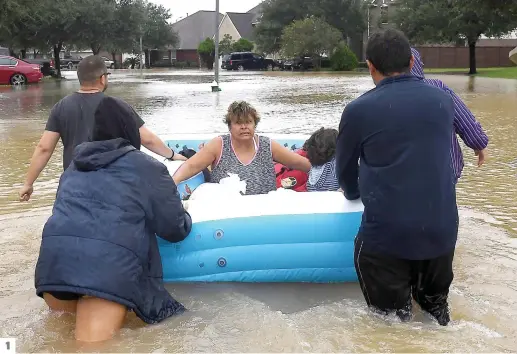  ??  ?? 1. Une grand-mère et sa petite-fille sont évacuées du district de Clodine à Houston. 2. Melania Trump, qui accompagna­it son mari sur place, est embarquée dans l’avion présidenti­el en talons avant d’en ressortir en espadrille­s. 3. De passage à Corpus...