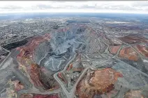  ?? CARLA GOTTGENS/BLOOMBERG ?? Fimiston Open Pit, in Kalgoorlie, Australia, is jointly owned by Barrick Gold Corp. and Newmont Mining Corp. Barrick is looking to sell assets elsewhere as it pays down debt.