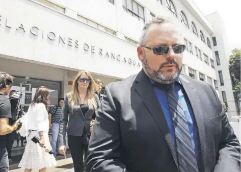  ??  ?? ► Sebastián Dávalos saliendo ayer de la Corte de Apelacione­s de Rancagua.