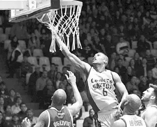  ??  ?? ANTONIO PEÑA fue el jugador más productivo de CB Santos en el duelo ante Capitanes, donde los potosinos se quedaron con la serie.