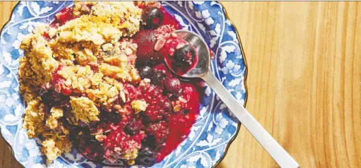  ?? PHOTOS: TOM MCCORKLE/THE WASHINGTON POST ?? This crumble works best with fresh berries, but you can use frozen ones in the winter — just don’t thaw them before baking.