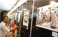  ?? AHMAD KHUSAINI/JAWA POS ?? NILAI HISTORIS: Anggayuh Aditya (kiri) memandu Maryam Asyhari dari Afghanista­n, pengunjung pameran Dwi Tunggal di Museum 10 Nopember.