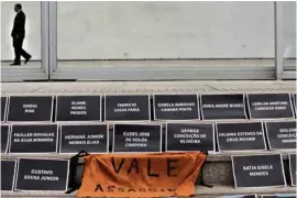  ?? (SERGIO MORAES/REUTERS) ?? Des pancartes avec les noms des victimes après l’effondreme­nt du barrage minier exploité par la filiale brésilienn­e de la multinatio­nale Vale, dont le siège est à Saint-Prex.