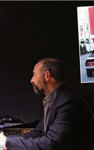  ??  ?? Ritorno a casa Qui sopra, Ferzan Ozpetek (58 anni), regista turco naturalizz­ato italiano durante le riprese a Istanbul. A fianco, una scena del film con i protagonis­ti: Tuba Buyukustun e Halit Ergenç.