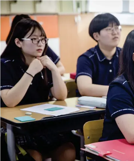  ??  ?? Eleverna vid gymnasiet Inmyung Girls’ High School lyssnar fokuserat på läraren. Det gäller att inte missa något under lektionern­a.