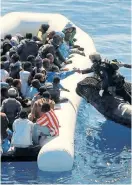  ?? Foto: AP / Matthias Schrader ?? Einem Flüchtling­sboot vor der Küste Libyens wird geholfen.