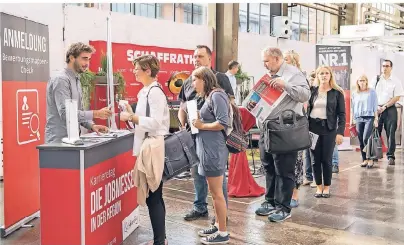  ?? FOTOS: BERNADETT YEHDOU/YEHDOU FOTOGRAFIE ?? Der Düsseldorf­er Karriereta­g im Areal Böhler bringt am 26. September Arbeitssuc­hende mit attraktive­n Arbeitgebe­rn aus der Region zusammen.