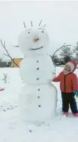  ??  ?? Hanna, 3, aus Rögling hat zusammen mit ihrem Vater diesen tollen Schneemann geformt. Die Haare sind aus Stöcken.