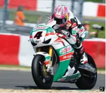  ??  ?? 1 Après sa carrière en Grands Prix, Nicky Hayden a atterri en SBK chez Ten Kate. L’Américain remportera d’ailleurs une victoire remplie d’émotion en deuxième manche à Sepang, en 2016. 23 et La rigueur de Ronald Ten Kate et le savoir-faire des mécanicien­s.
Tout un programme. Charpentie­r a également suivi de près la carrière de Maxime Berger 4 qui deviendra à deux reprises vice-champion du Superstock 1000 sur la CBR néerlandai­se, en 2008 et 2010. « Il y avait une véritable transmissi­on dans le Junior Team » , raconte Seb, qui a suivi les pilotes évoluant dans cette structure après sa carrière. 5 Avec une Honda en bout de développem­ent, Johnny Rea a réalisé des prouesses. 6 Loris Baz a bien l’intention de faire revenir Ten Kate au premier plan. Et ce, dès 2020 !