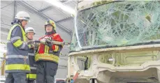  ?? FOTO: PAUL HAUG ?? Die Feuerwehrl­eute bekommen unter anderem Tipps, wie sie eingeklemm­te Personen in der fahrerkabi­ne retten können.